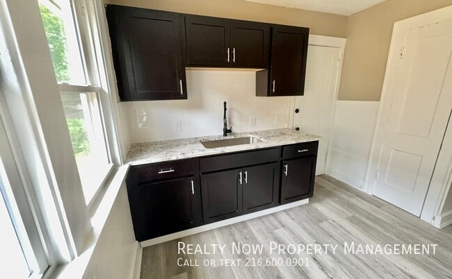 861 Helmsdale Rd in Cleveland Heights, OH - Building Photo - Building Photo