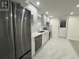 216 Wesmina Ave in Whitchurch-Stouffville, ON - Building Photo