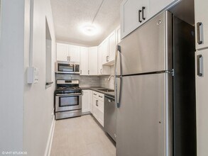 725 W Sheridan Rd, Unit 207 in Chicago, IL - Building Photo - Building Photo