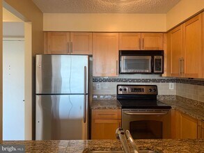 10101 Grosvenor Pl in Rockville, MD - Foto de edificio - Building Photo