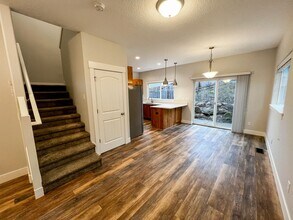 1069-1071 Big Fir Pl S in Salem, OR - Foto de edificio - Building Photo