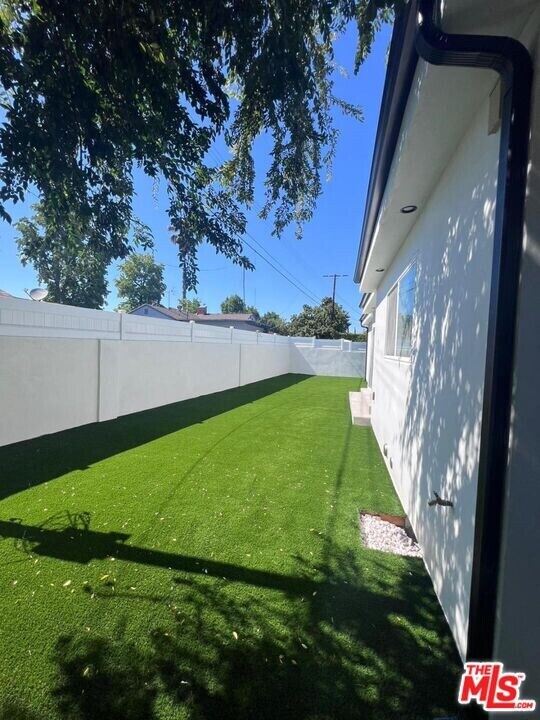 7667 Beeman Ave in Los Angeles, CA - Building Photo