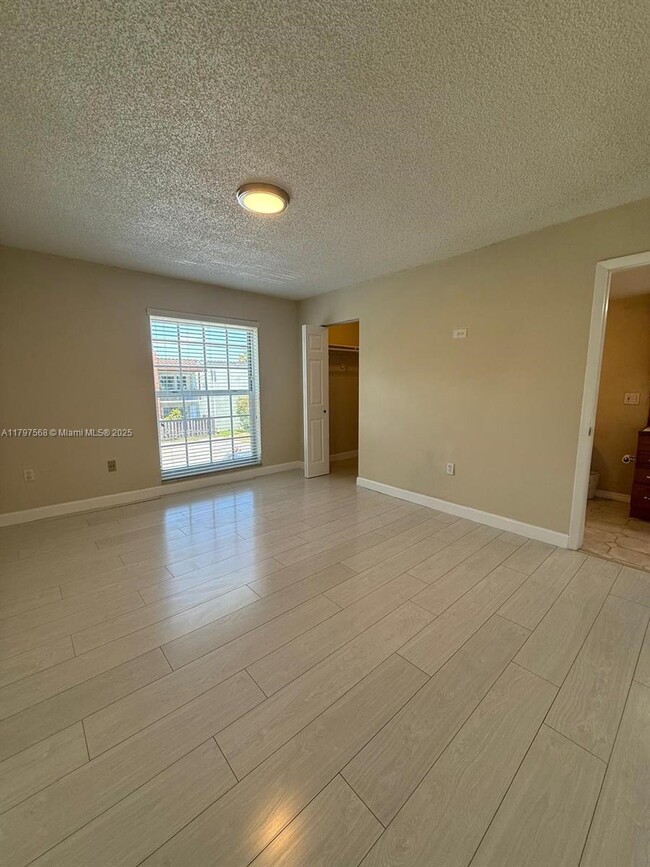10814 N Kendall Dr in Miami, FL - Building Photo - Building Photo