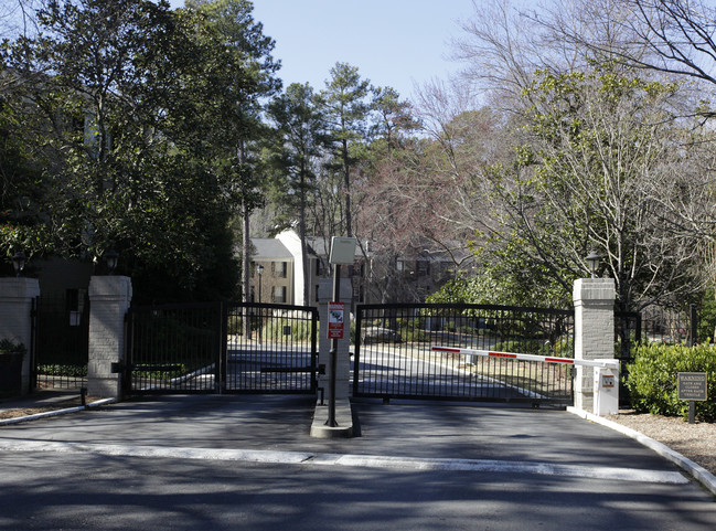 Essex House in Atlanta, GA - Foto de edificio - Building Photo