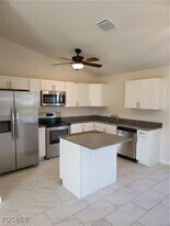 1221 NE 10th Ln in Cape Coral, FL - Building Photo