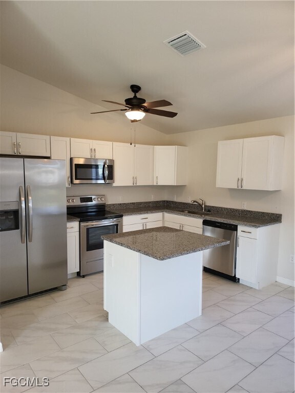 1221 NE 10th Ln in Cape Coral, FL - Building Photo - Building Photo