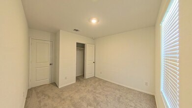 2324 Sprinkle Dr in Lockhart, TX - Building Photo - Building Photo