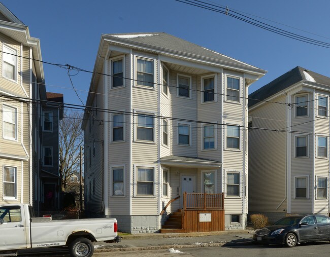 858 S 1st St in New Bedford, MA - Foto de edificio - Building Photo