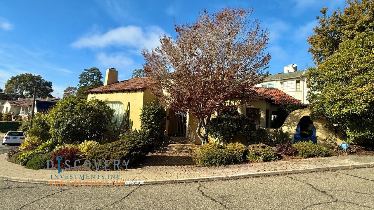 1700 Leimert Blvd in Oakland, CA - Building Photo