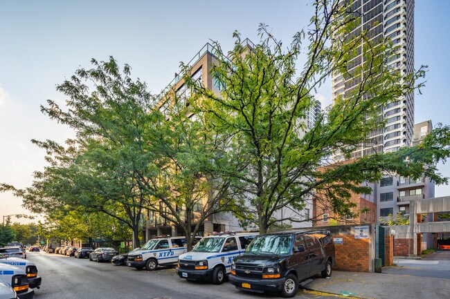 230 East 124th Street in New York, NY - Foto de edificio - Building Photo