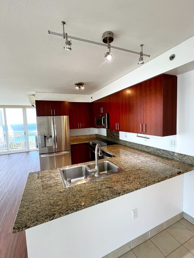 909 Kapiolani Blvd in Honolulu, HI - Foto de edificio - Building Photo