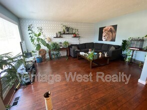 545 Hollydell Rd in Kelowna, BC - Building Photo - Building Photo