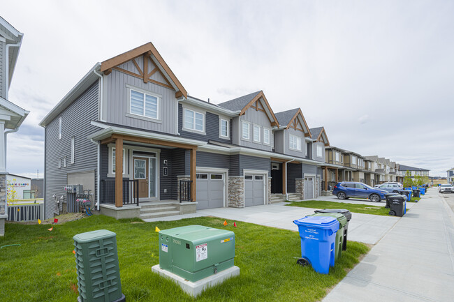 252 Carringham Way NW in Calgary, AB - Building Photo - Building Photo