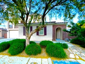 7140 Charter Crest St in North Las Vegas, NV - Foto de edificio - Building Photo