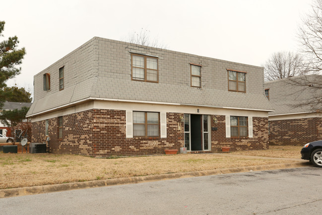 Twin Sixes Apartments in Fort Smith, AR - Building Photo - Building Photo