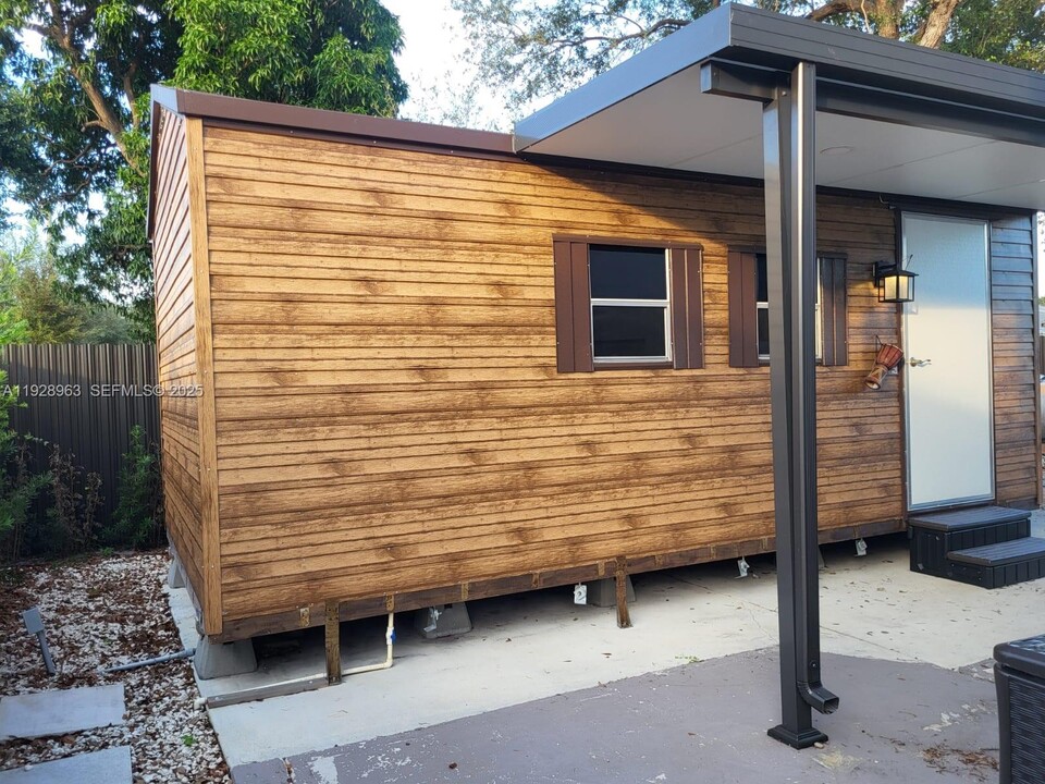 2137 NW 97th St in Miami, FL - Building Photo