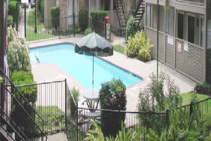 Canterbury Court Apartments in Houston, TX - Building Photo