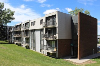 Bonaventure Apartments in Calgary, AB - Building Photo - Building Photo