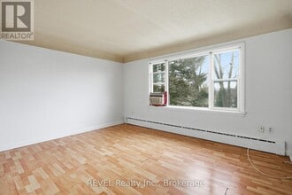 6167 Dorchester Rd in Niagara Falls, ON - Building Photo - Building Photo