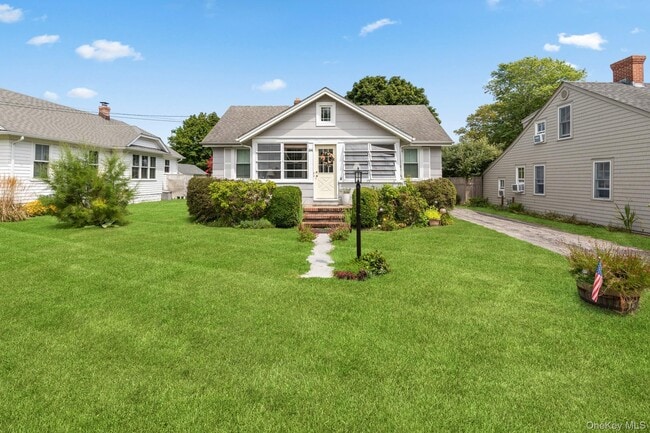 64 Point St in Riverhead, NY - Building Photo - Building Photo