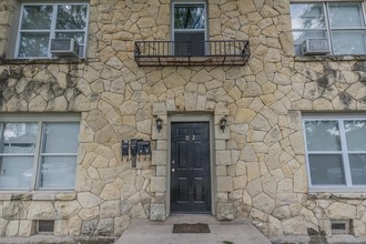 1702 W Mistletoe Ave in San Antonio, TX - Foto de edificio - Building Photo