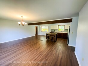 819 S Blaine St in Moscow, ID - Foto de edificio - Building Photo