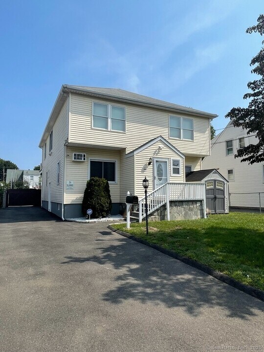 10 Cummings Ave in Stamford, CT - Building Photo