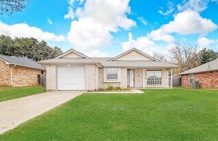 606 McAnear St in Cleburne, TX - Building Photo