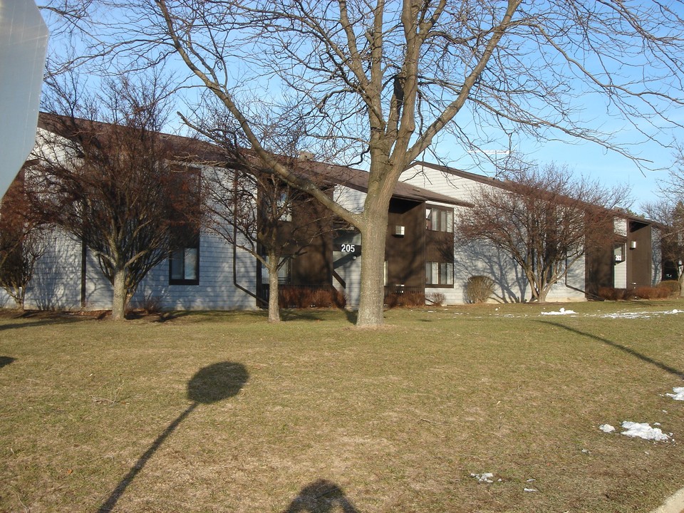 201 W Harrison St in Harvard, IL - Building Photo