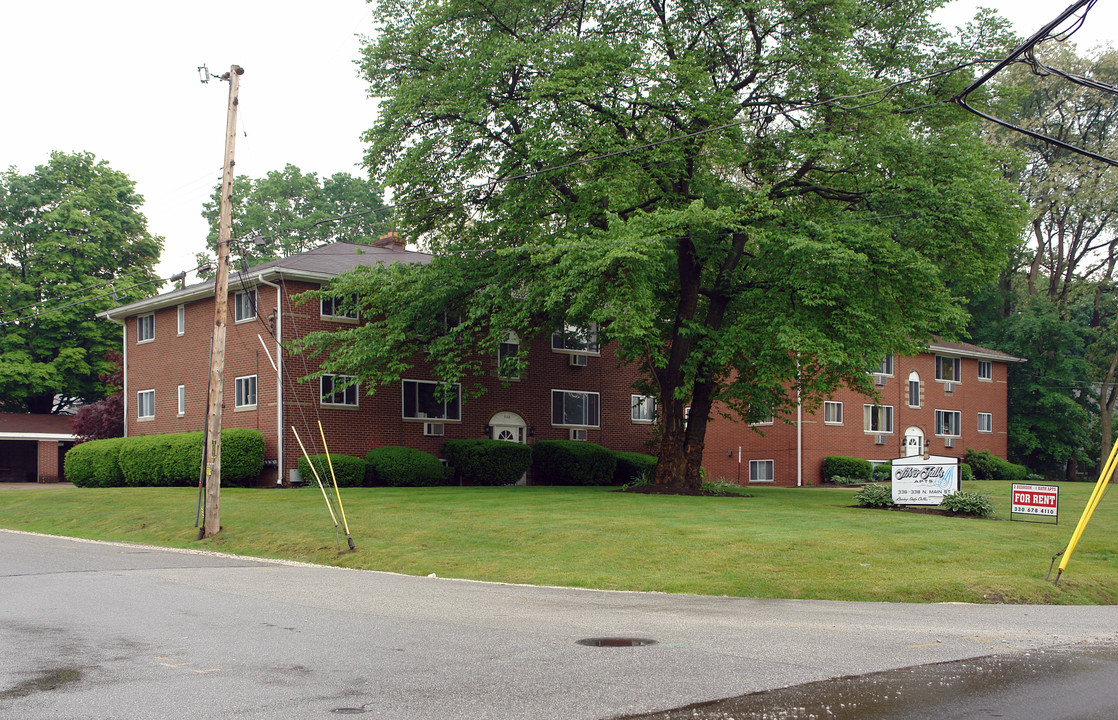 Owl's Landing in Munroe Falls, OH - Building Photo