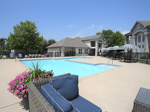 Shoreline Landing Apartments in Norton Shores, MI - Foto de edificio - Building Photo