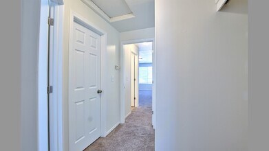 8320 SE Franklin St in Portland, OR - Building Photo - Building Photo