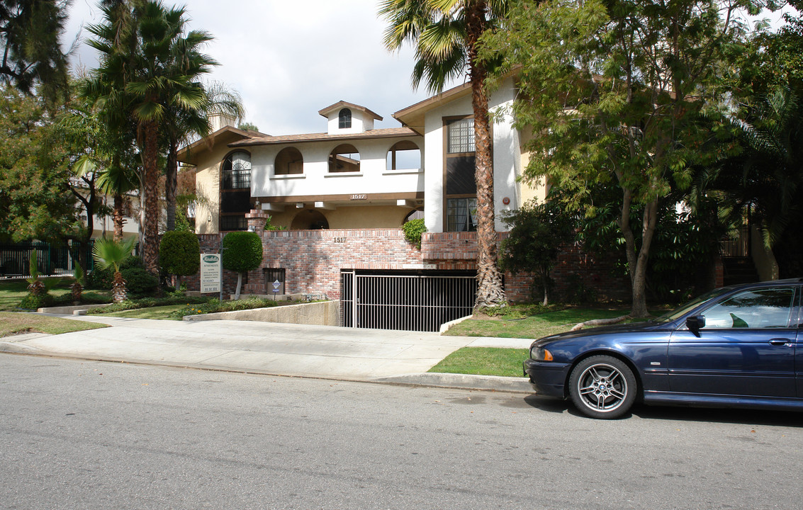 Mirabella Apartments in Glendale, CA - Building Photo