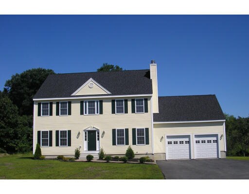 4 Elaine Cir in Hudson, MA - Building Photo