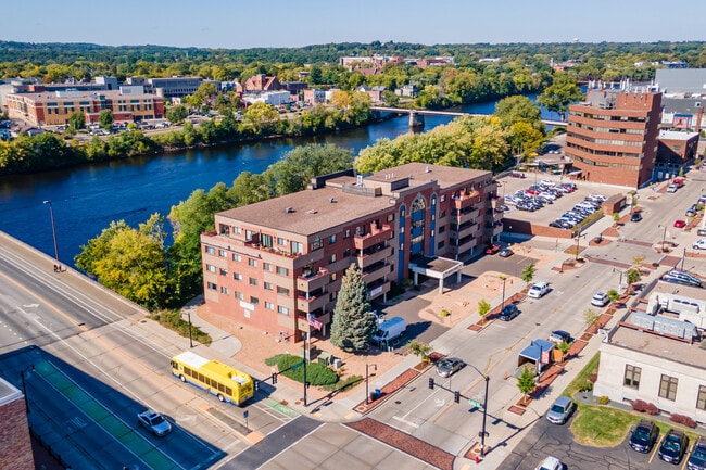 River Plaza Apartments in Eau Claire, WI - Foto de edificio - Building Photo