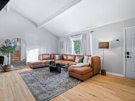 670 Treeside Dr in Akron, OH - Building Photo