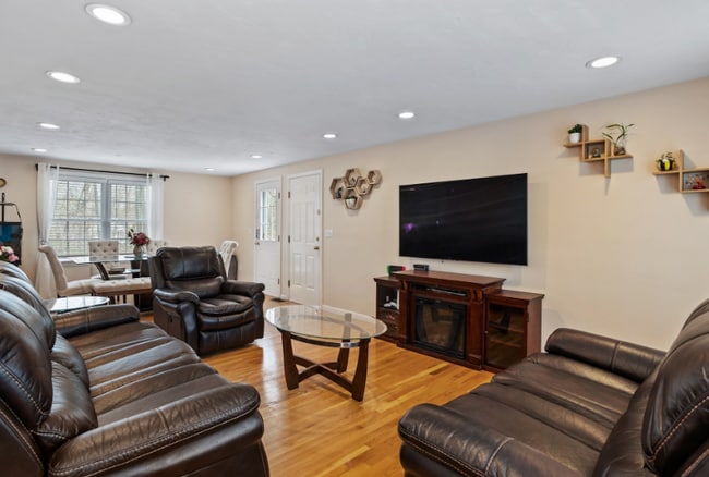 24 Loring Ave in Boxborough, MA - Building Photo - Building Photo