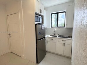 2369 SW 17th Ter, Unit 4 in Miami, FL - Building Photo - Building Photo