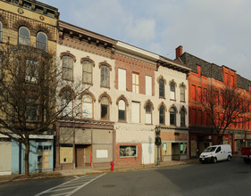 20-26 S Main St in Gloversville, NY - Foto de edificio - Building Photo