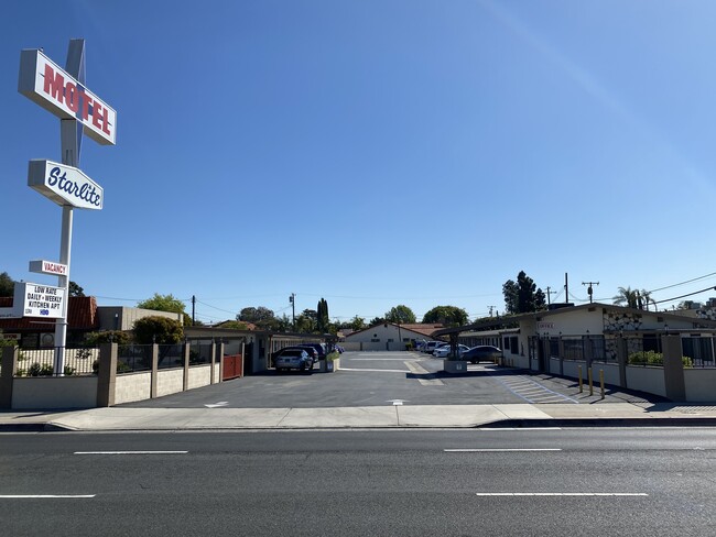 11740 Beach Blvd, Unit A in Stanton, CA - Foto de edificio - Building Photo