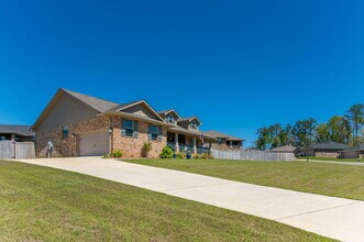 2200 Jernigan Dr in Crestview, FL - Foto de edificio - Building Photo