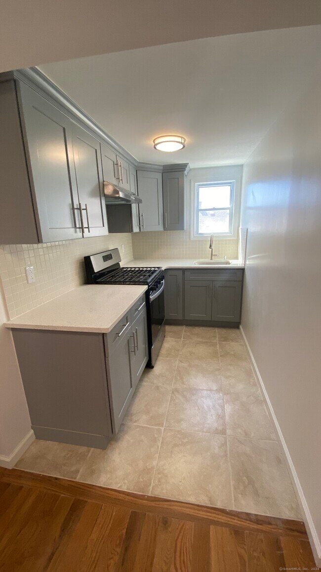 125 Wall St, Unit 3 in Torrington, CT - Building Photo - Building Photo