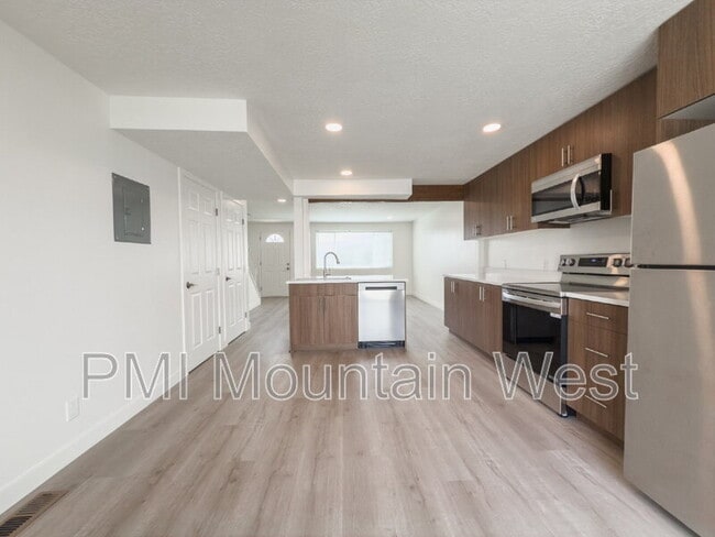 945 S Main St in Bountiful, UT - Building Photo - Building Photo