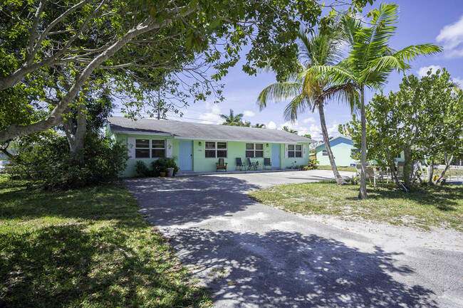 1940 Ridge Rd in North Palm Beach, FL - Building Photo - Building Photo