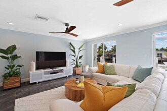 2001 NW 36th St in Oakland Park, FL - Foto de edificio - Building Photo