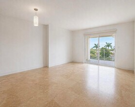 7266 SW 88th St, Unit A303 in Miami, FL - Building Photo - Building Photo