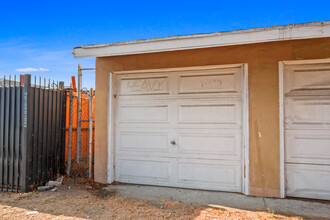 4406 S Gramercy Pl in Los Angeles, CA - Building Photo - Building Photo