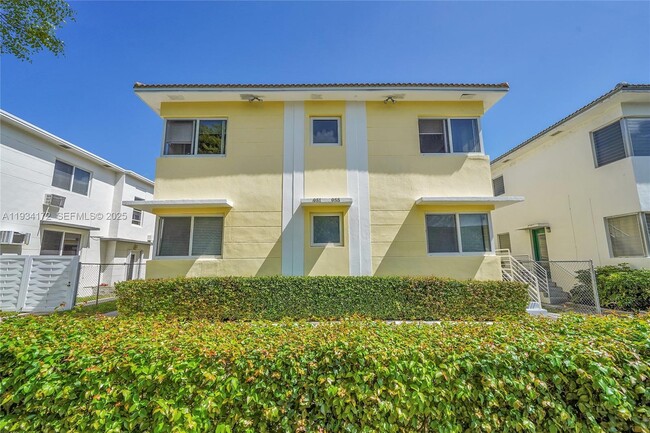 955 Bay Dr in Miami Beach, FL - Foto de edificio - Building Photo