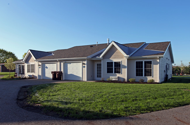 Lake Commons Apartments in Uniontown, OH - Foto de edificio - Building Photo