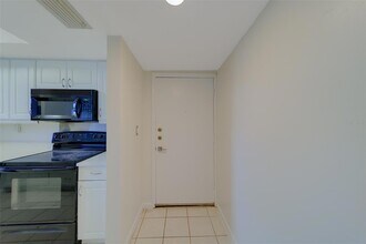 890 N Village Dr, Unit 103 in St. Petersburg, FL - Building Photo - Building Photo